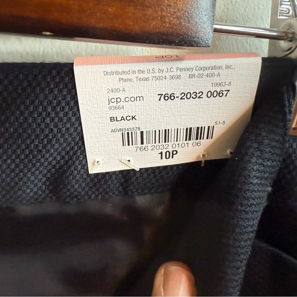 Liz Claiborne Black Ankle Cropped Pants - Picture 7 of 8